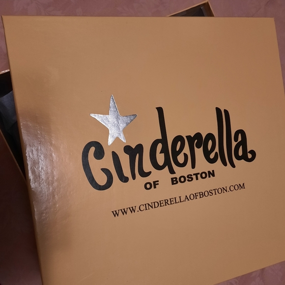 Cinderella of Boston Sandals Size 4 Wide - Picture 3 of 3